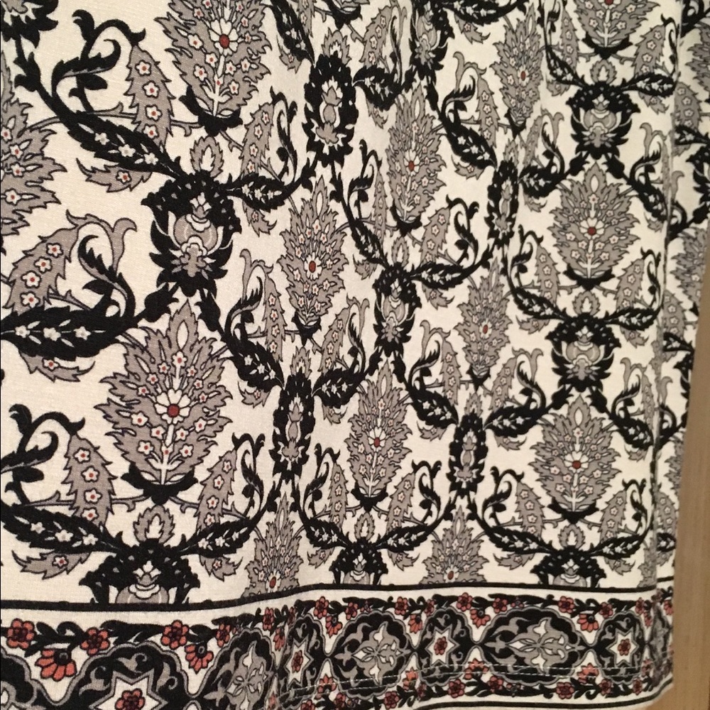 Max Studio knit B&W pattern skirt elastic waist